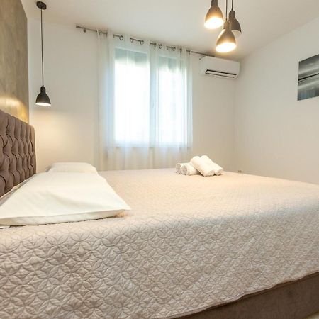 Deluxe Apartment Near The Bridge Zadar Exterior photo